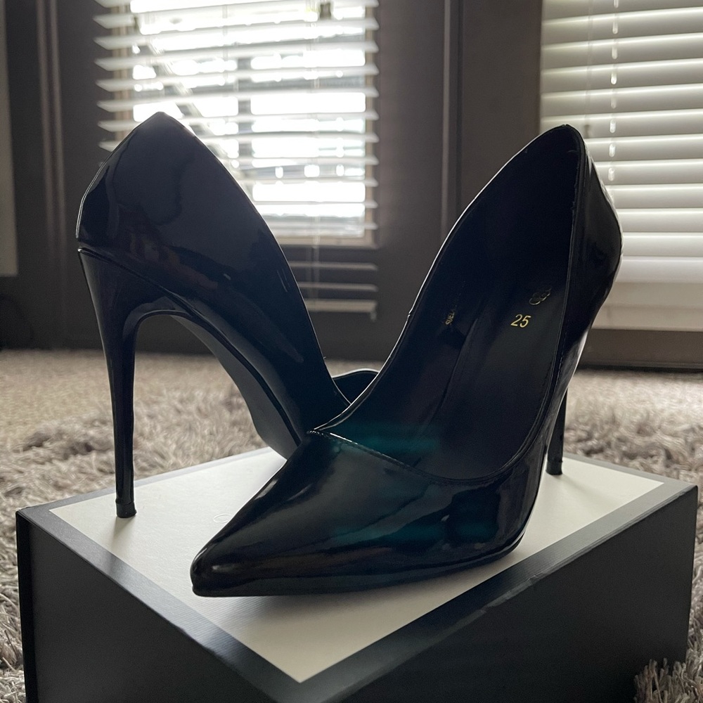 Black Pumps